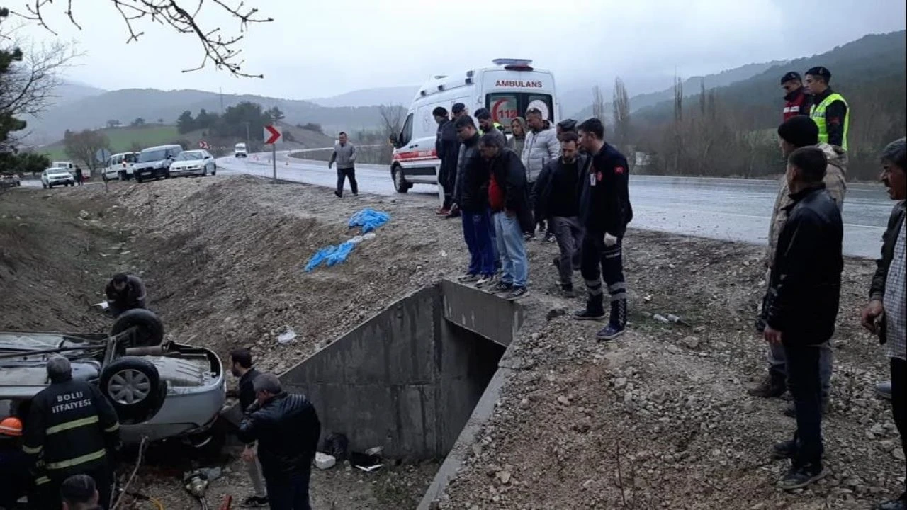 Bolu'da şarampole uçan otomobil ters döndü: Yaralılar var - 4. Resim