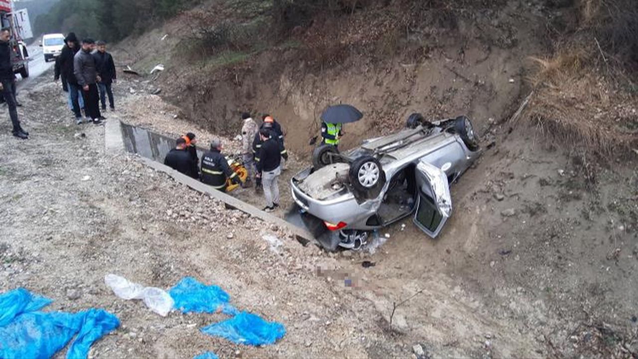 Bolu&#039;da şarampole uçan otomobil ters döndü: Yaralılar var