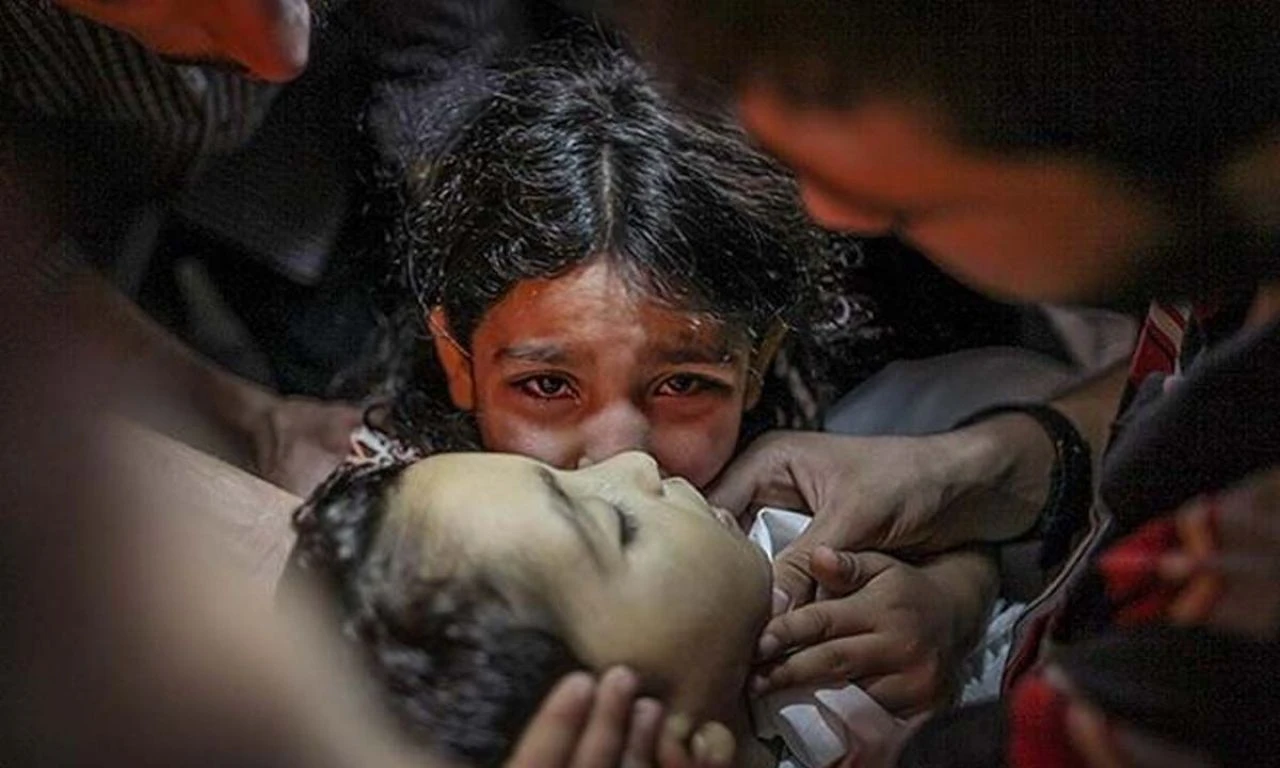 Bu acıya yürek dayanmaz! Gazzeli baba, 2 çocuğunu birer saat arayla toprağa verdi - 1. Resim