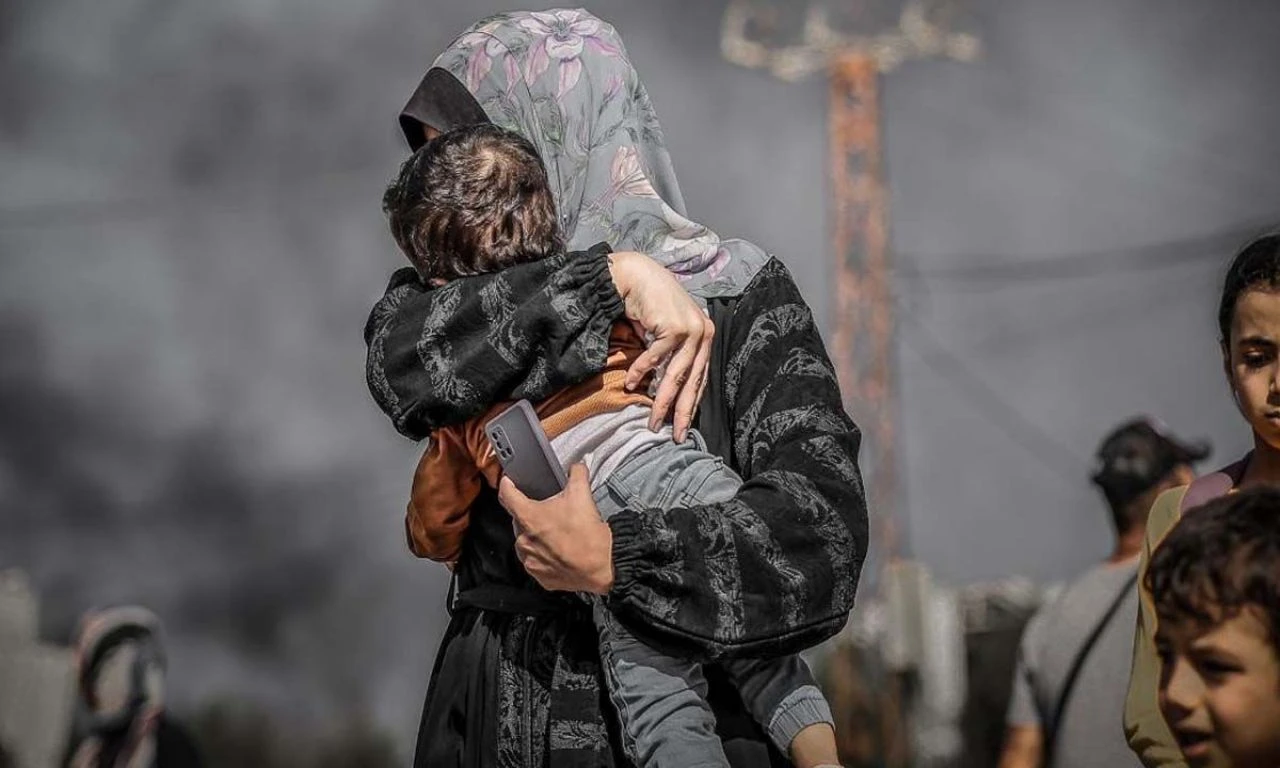 Bu acıya yürek dayanmaz! Gazzeli baba, 2 çocuğunu birer saat arayla toprağa verdi - 2. Resim