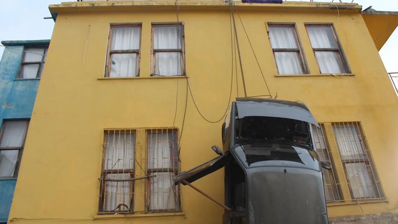 Bu binayı görenler şaşıp kalıyor! Aracını apartman duvarına astı, sebebi şoke etti