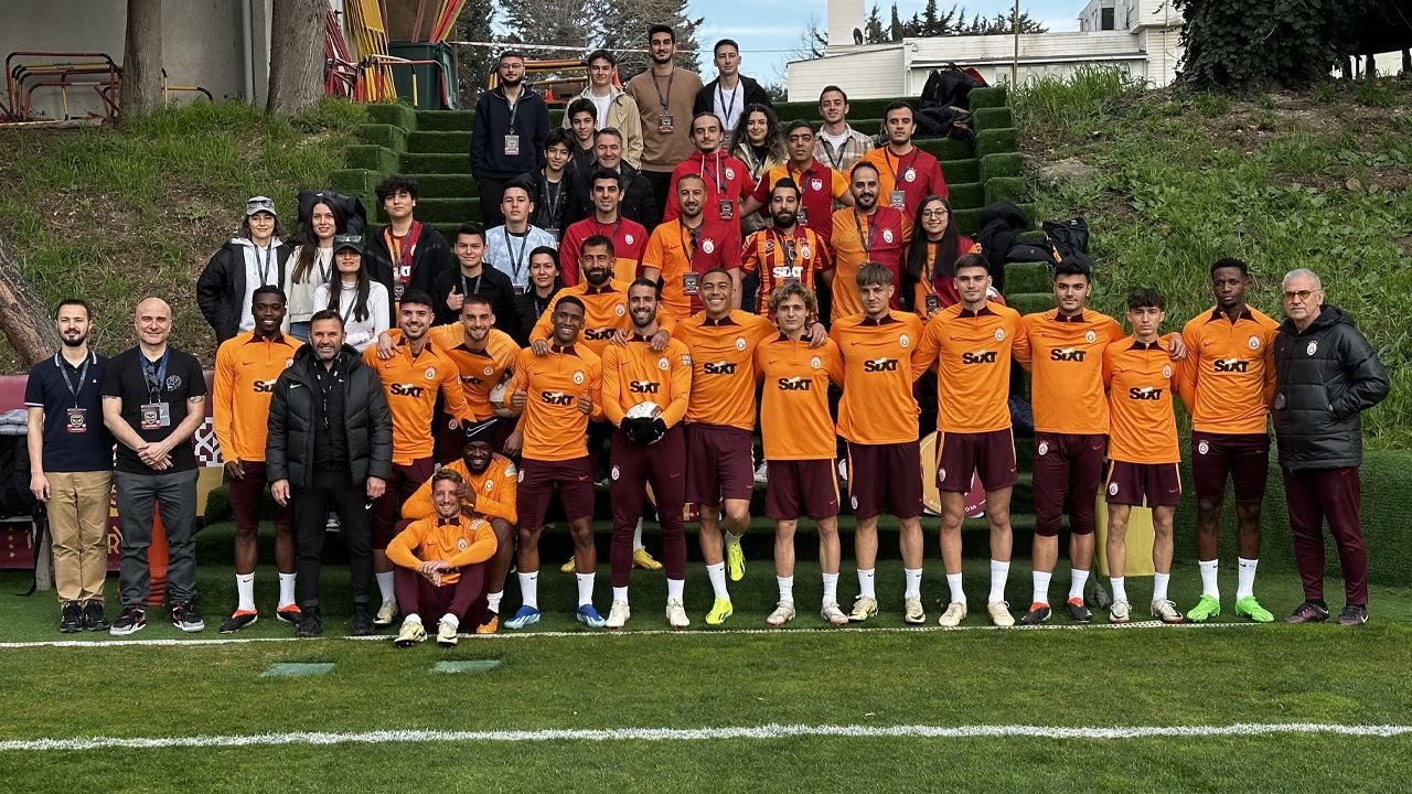 Galatasaraylı taraftarlar, Florya&#039;da futbolcularla bir araya geldi