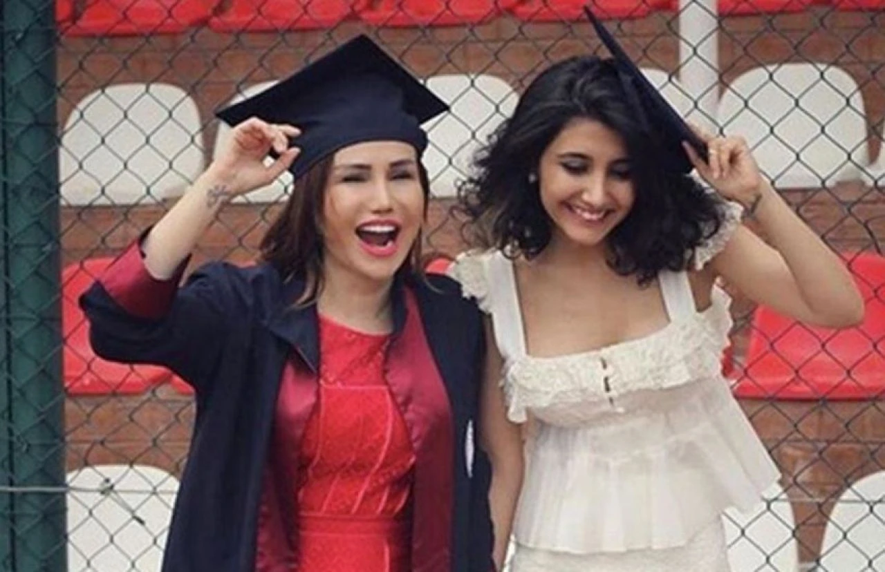 Havalimanında duygusal anlar! Şarkıcı Ceylan gözyaşlarına boğuldu - 1. Resim