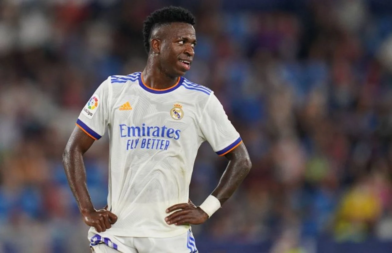 Irkçı saldırılara maruz kalan Vinicius Junior gözyaşlarına hakim olamadı! - 1. Resim