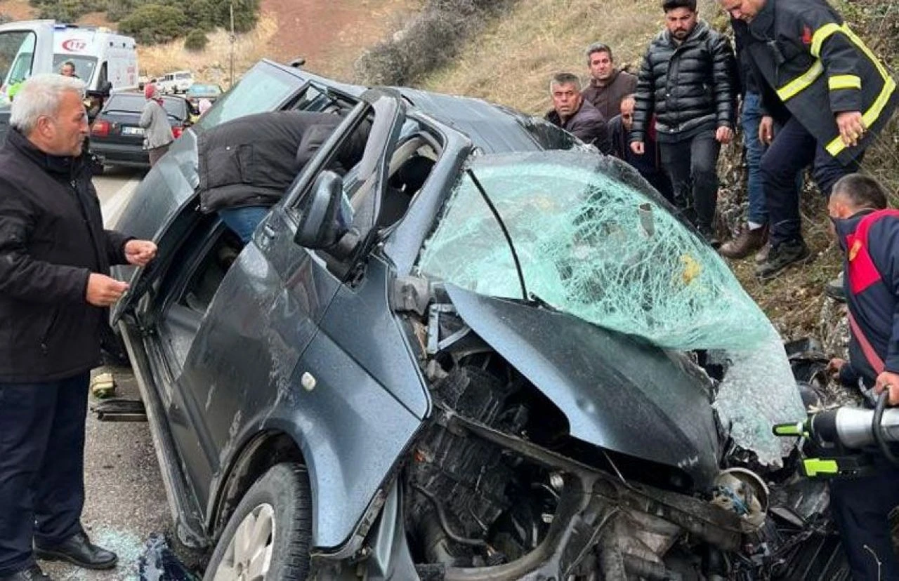 Isparta'da feci kaza! Kamyonet minibüsle çarpıştı: 1'i ağır 3 yaralı