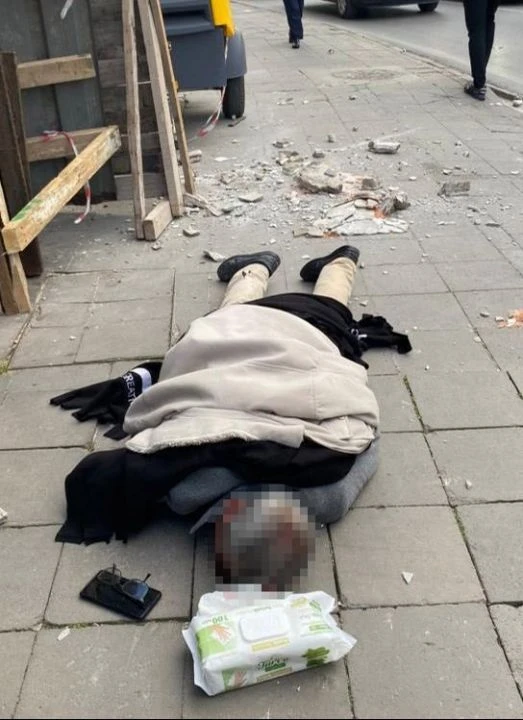 İzmir'de yaşlı adam kanlar içinde kaldı! Binadan üzerine bir anda düştü - 1. Resim