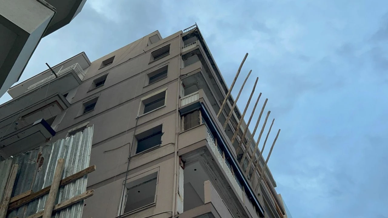 İzmir'de yaşlı adam kanlar içinde kaldı! Binadan üzerine bir anda düştü - 3. Resim