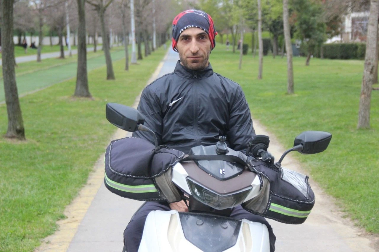 Trafikte gülümseten anlar: Kavga edecekken bir anda sarıldılar