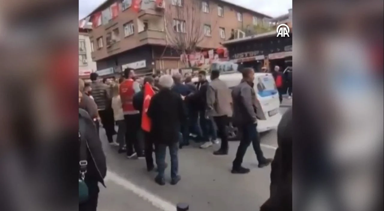 CHP'liler Memleket Partisi seçim aracının önünü kesip saldırdı - 1. Resim