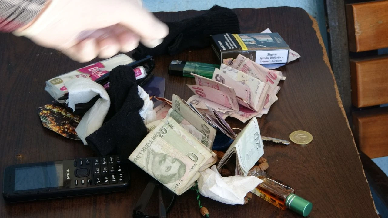 Dilencinin çorabından bile para çıktı: Paranın miktarı ekipleri bile şaşırttı - 1. Resim