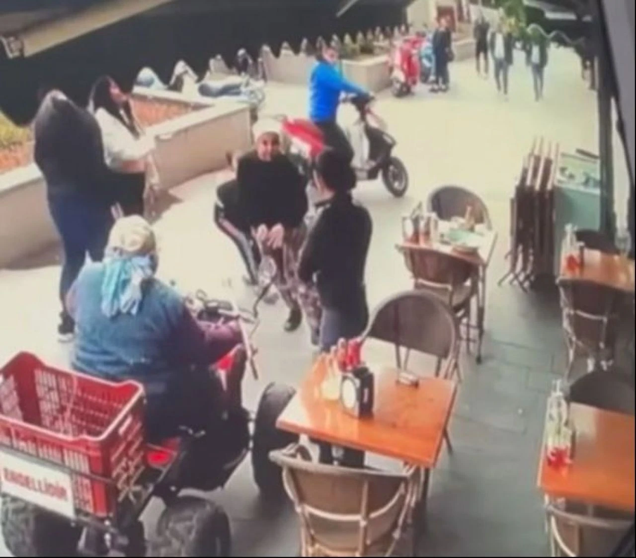 Dilenciye para vermeyen kadın dehşeti yaşadı! Kadın dilenci bıçakladı - 2. Resim