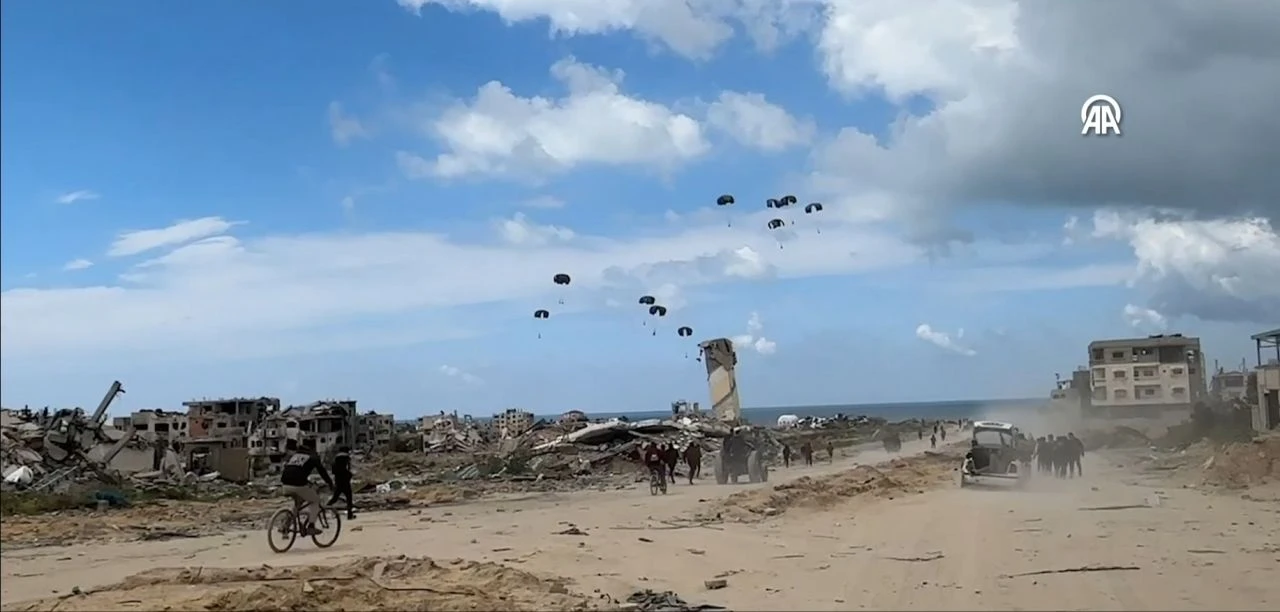 Gazze'de havadan yardımlar bir kez daha faciaya neden oldu: Ölü ve yaralılar var - 1. Resim