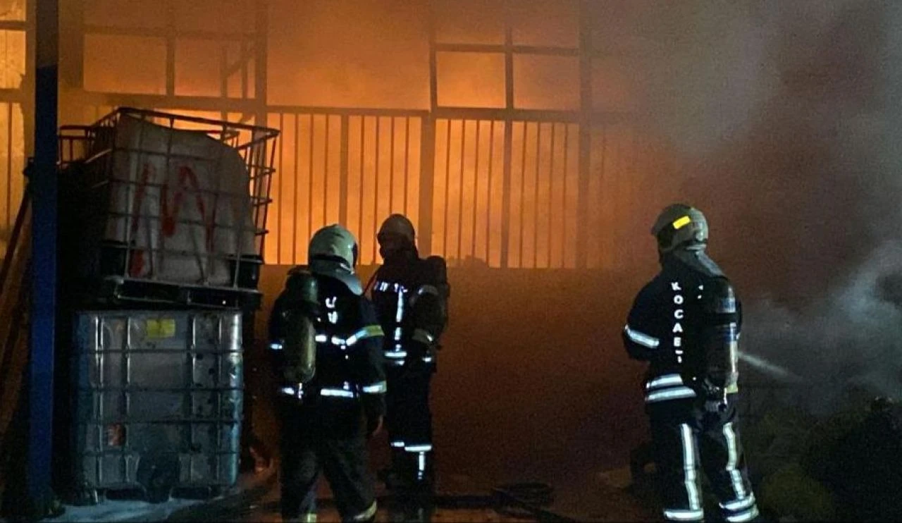 Geri dönüşüm deposunda yangın: 1 ölü - 1. Resim