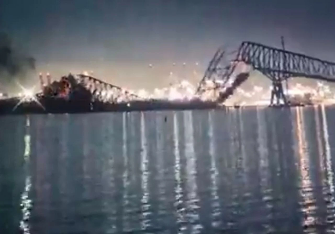 Kargo gemisi çarptı araçların üzerinde olduğu köprü yerle bir oldu! - 3. Resim