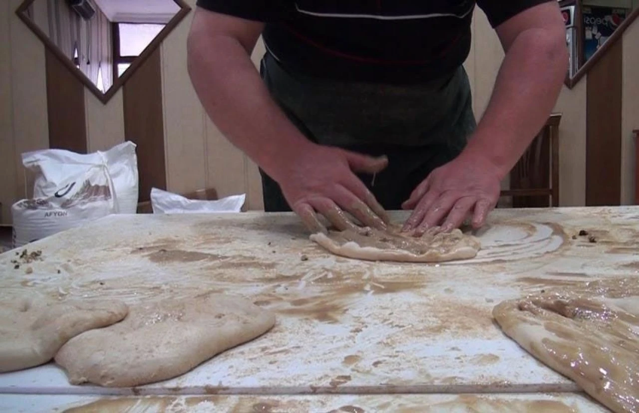 Lezzetiyle damak çatlatıyor: 11 ayda bir yapılan pidenin fiyatı belli oldu!