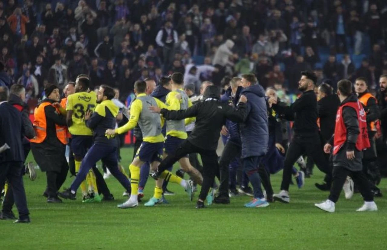 Olaylı Trabzonspor-Fenerbahçe maçı sonrası tutuklanan 5 kişiden biri tahliye edildi - 1. Resim