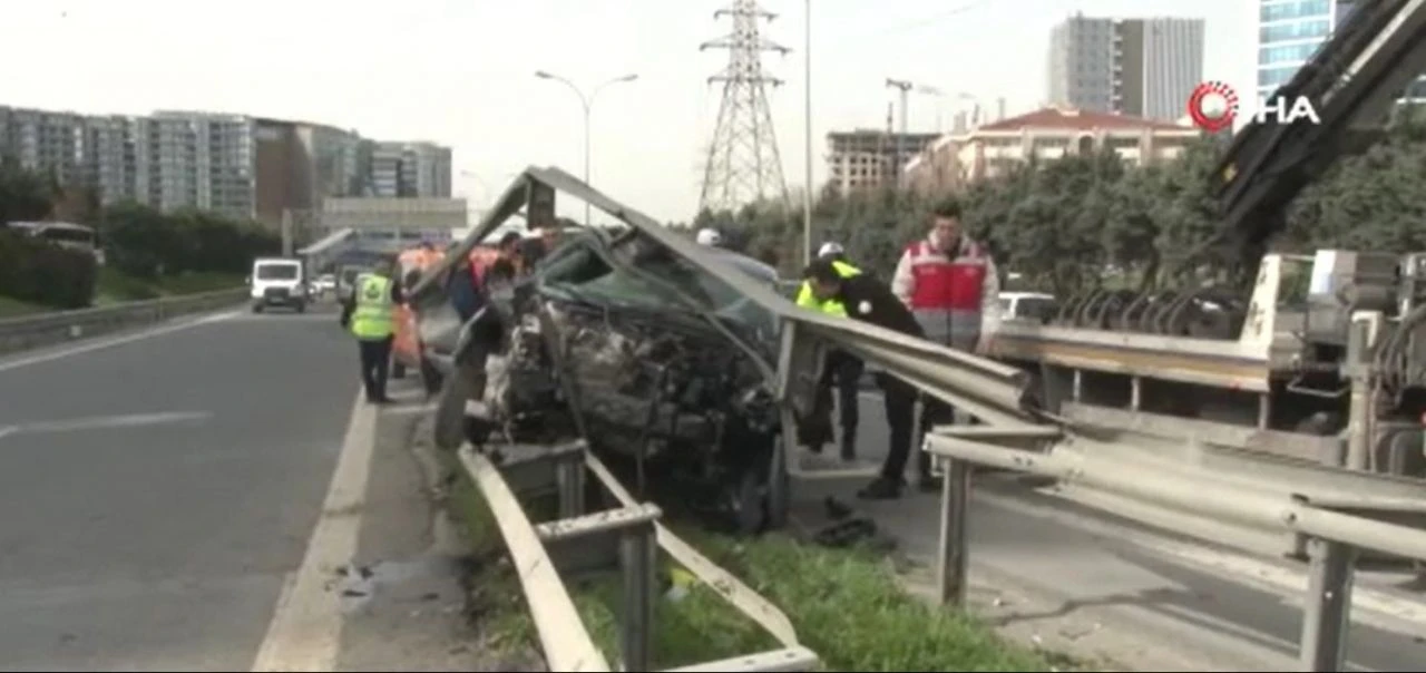 Basın Ekspres yolunda sürücü fenalaştı bariyerlere çarptı