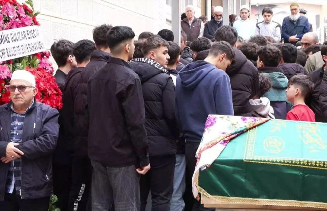 Cenaze namazında sessiz tepki: Tabuta sırt çevirdiler! - 2. Resim