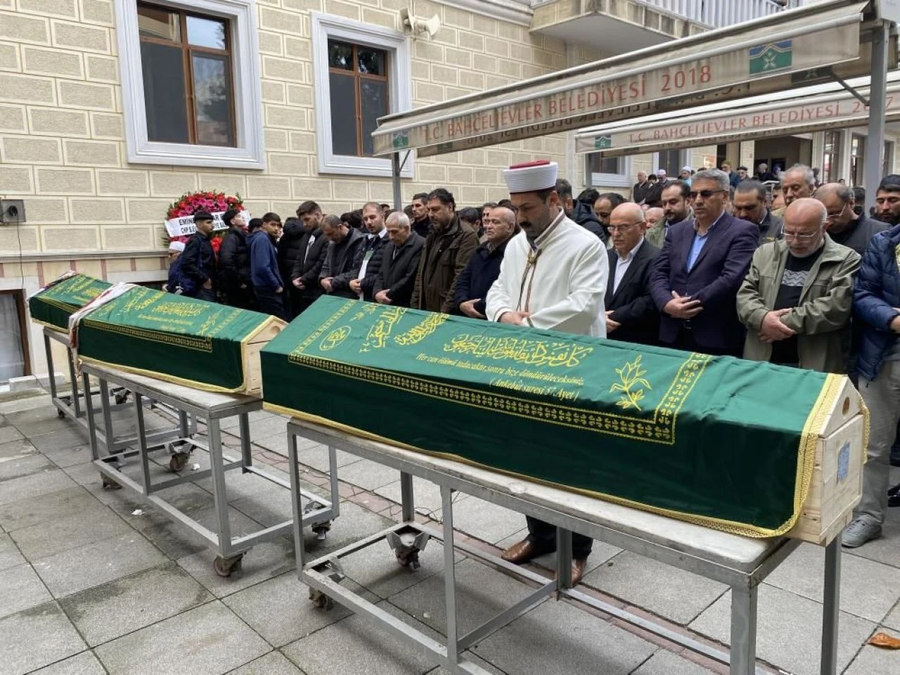 Cenaze namazında sessiz tepki: Tabuta sırt çevirdiler! - 3. Resim