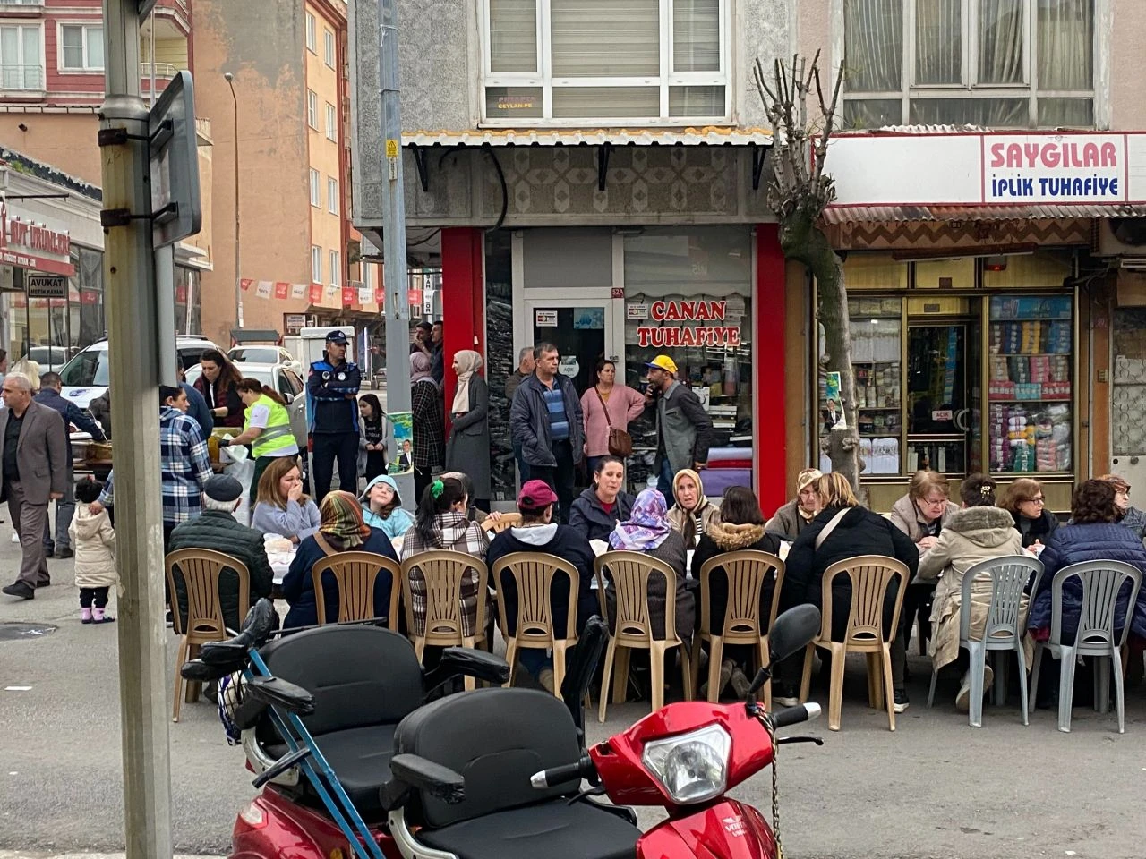 CHP'li belediyenin iftarında yemeksiz kaldılar, marketten su ve bisküvi aldılar - 1. Resim