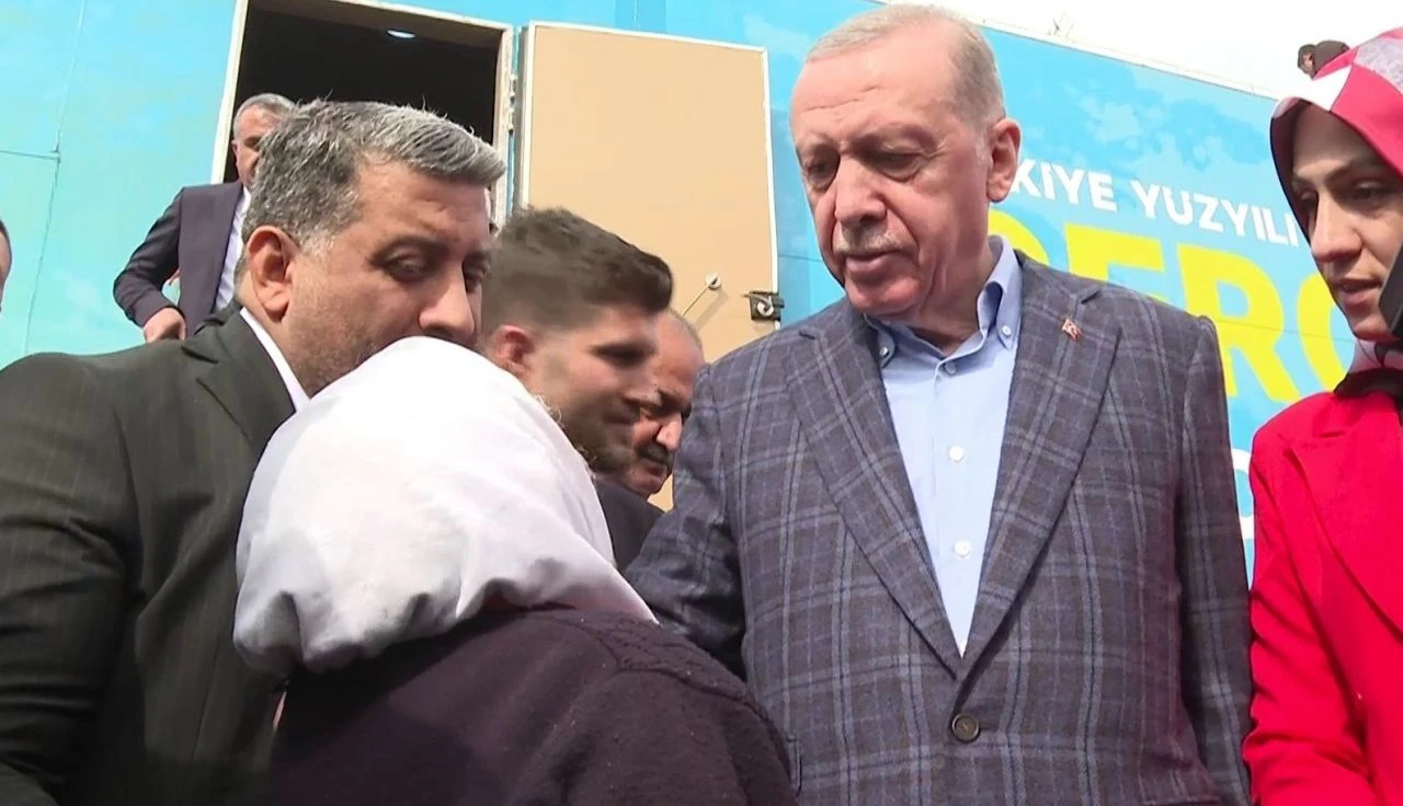 Cumhurbaşkanı Erdoğan'a yaşlı teyzeyle sohbetinde dikkat çeken anlar: "3 metreden düştü vazgeçmedi!"