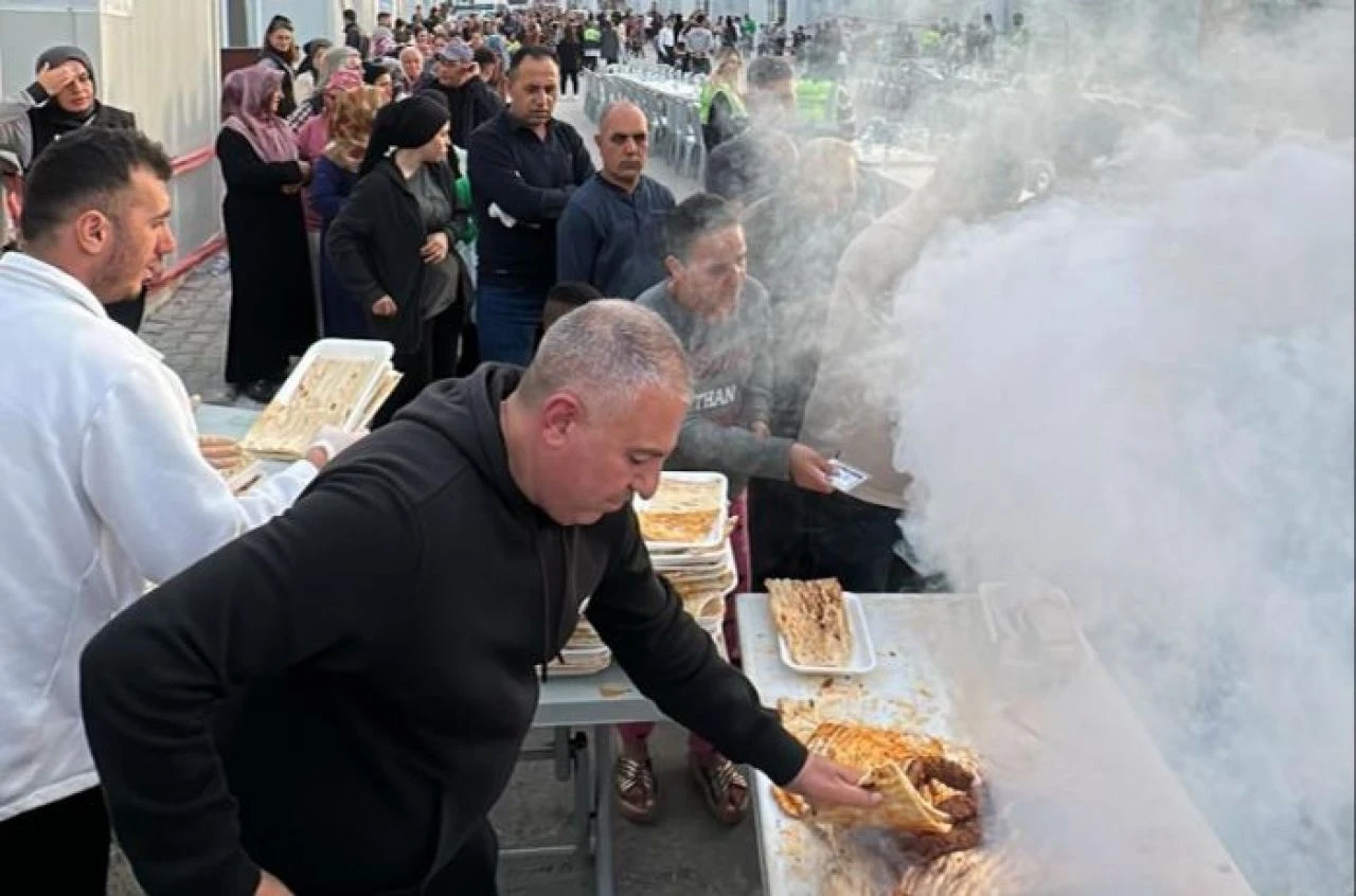 Depremzedeler Adana kebap ile iftar açtılar
