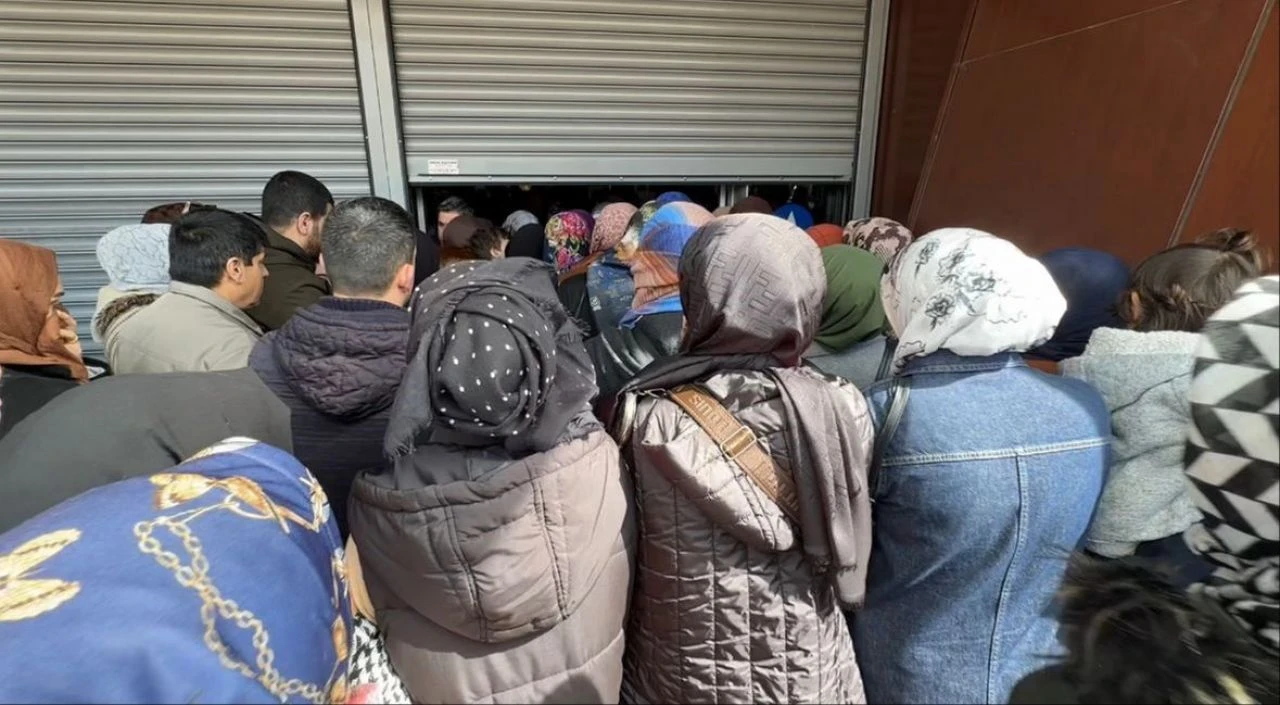 Duyan mağazaya akın etti: 200 liralık indirimde izdiham görüntüleri