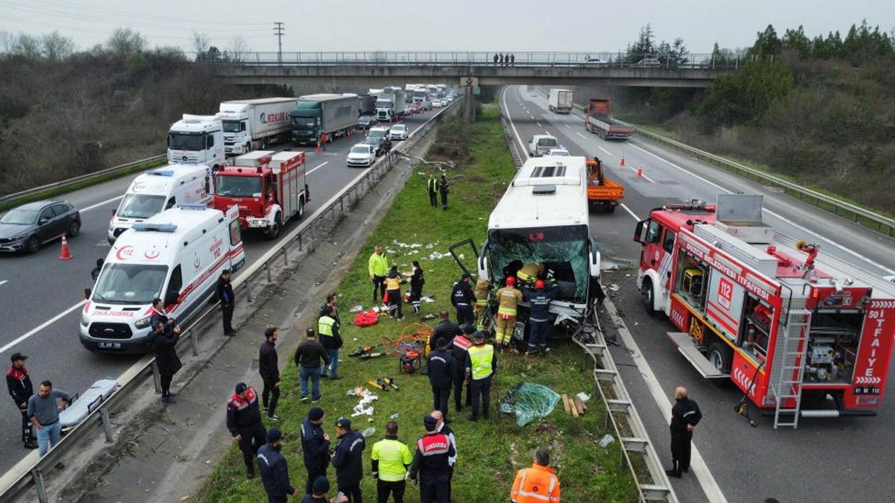 Düzce&#039;de feci kaza! Yolcu otobüsü tıra çarptı: Çok sayıda yaralı var