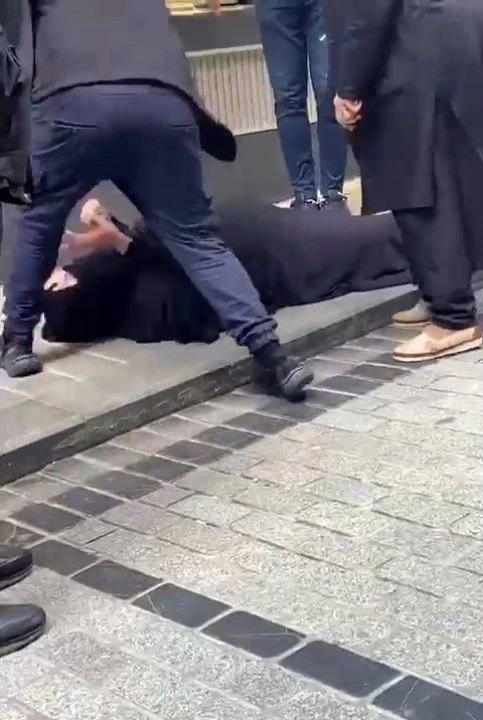 Fatih'te çarşaflı kadına saldırıp darp eden şahıs tutuklandı