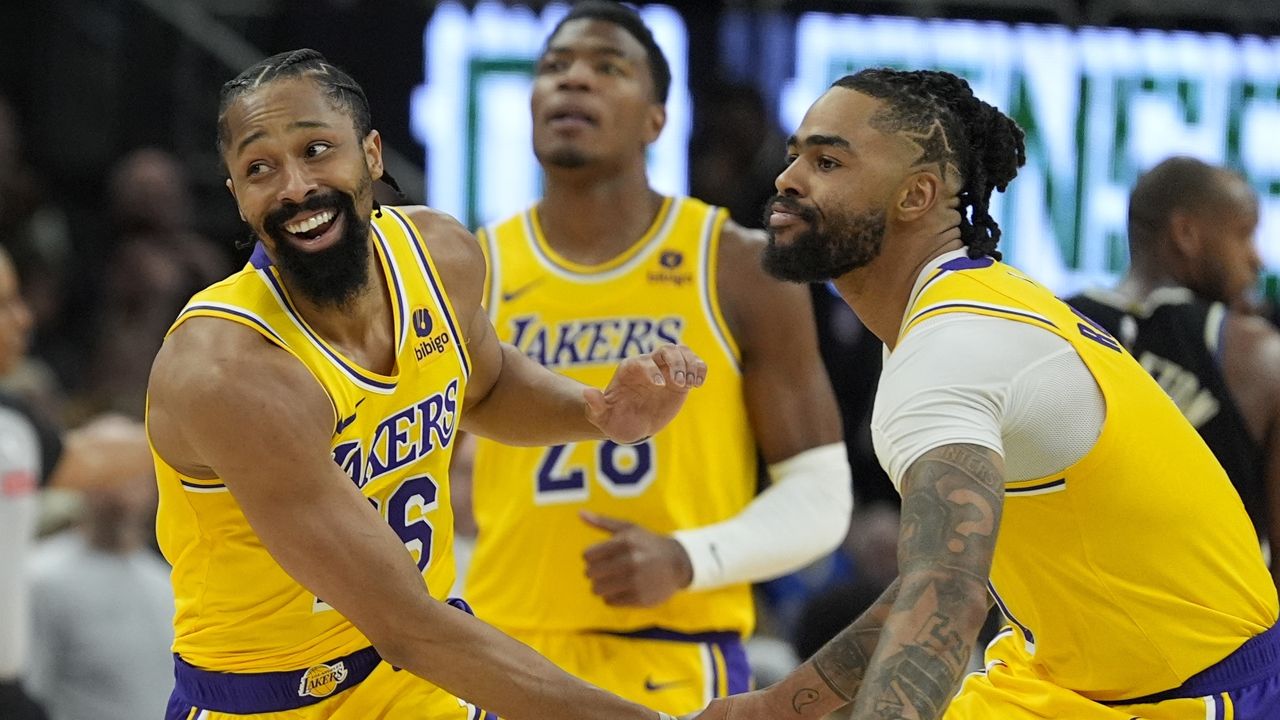 İki uzatmaya giden maçı Los Angeles Lakers kazandı