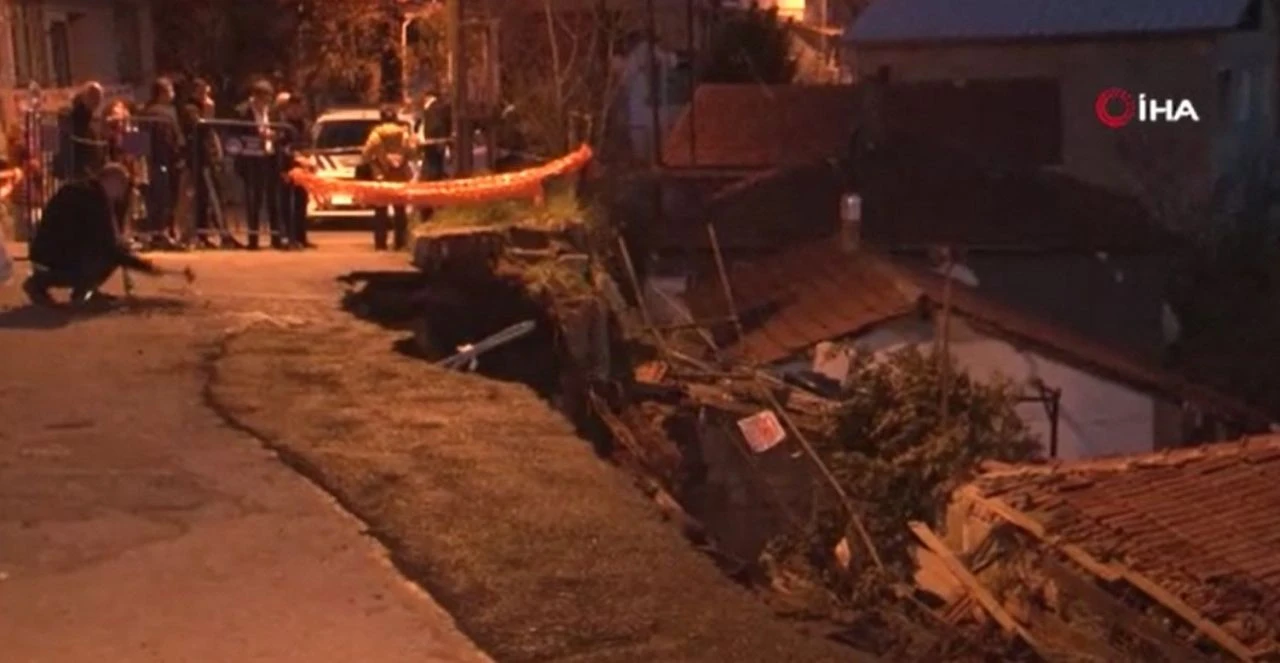 Maltepe'de tedbir alınmayan yol bir anda çöktü: Mahalleli tepkili