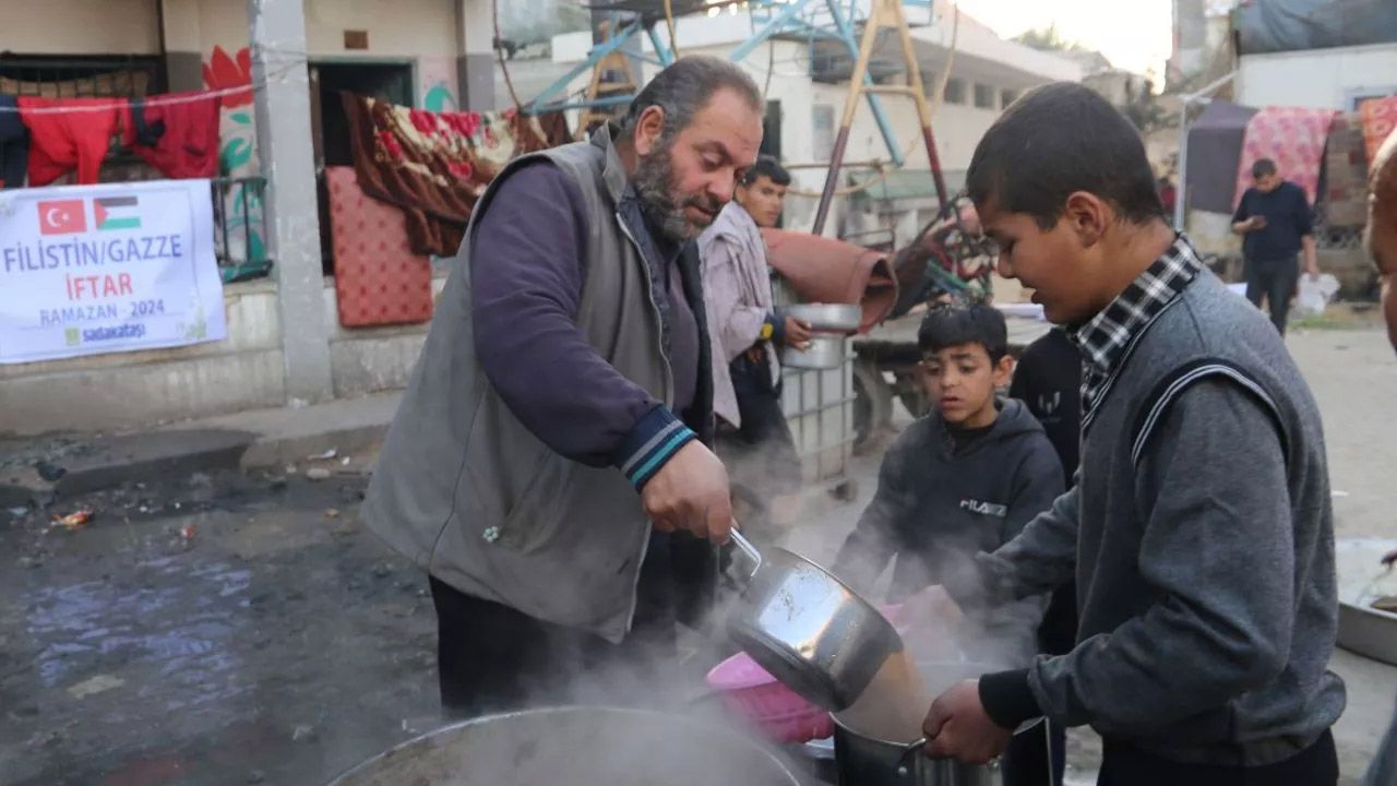 Sadakataşı Gazze’de günde 10 bin kişiye iftar veriyor