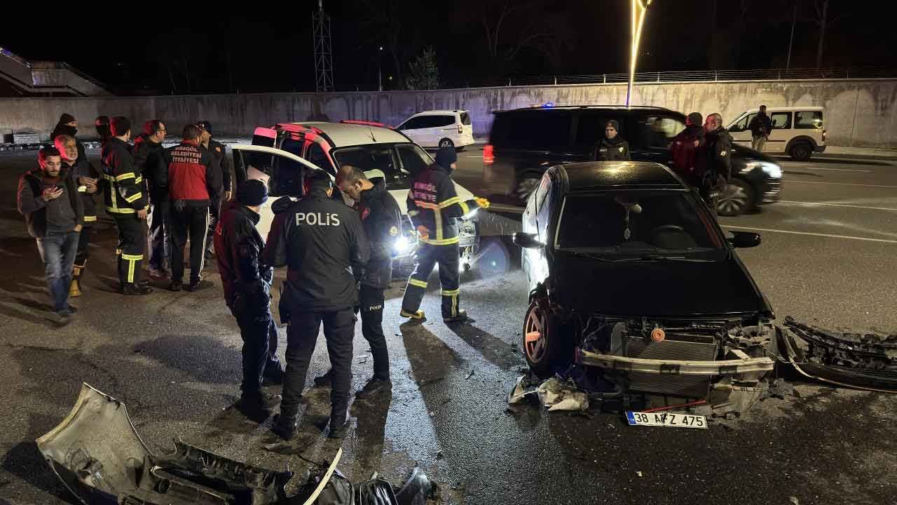 Bingöl&#039;de hafif ticari araç otomobille çarpıştı: 4 yaralı