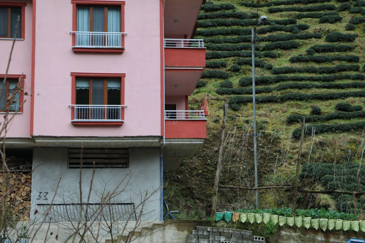 Bu binada yaşayanlara rahat uyku yok! Elektrik direği yüzünden her gün nöbet tutuyorlar