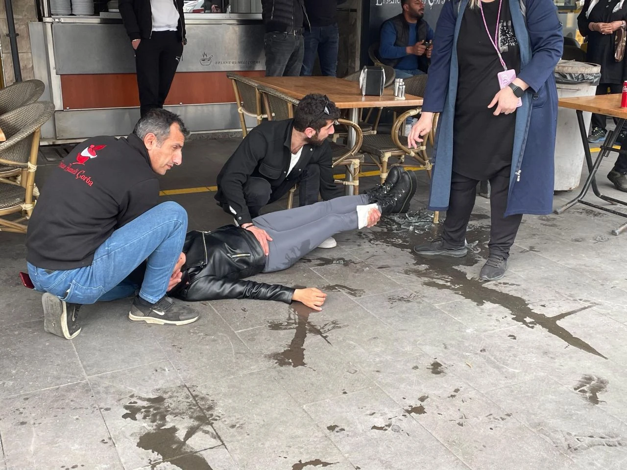 Ekmek bıçağıyla para alamadığı genç kızı bıçaklayan dilenci tutuklandı - 1. Resim