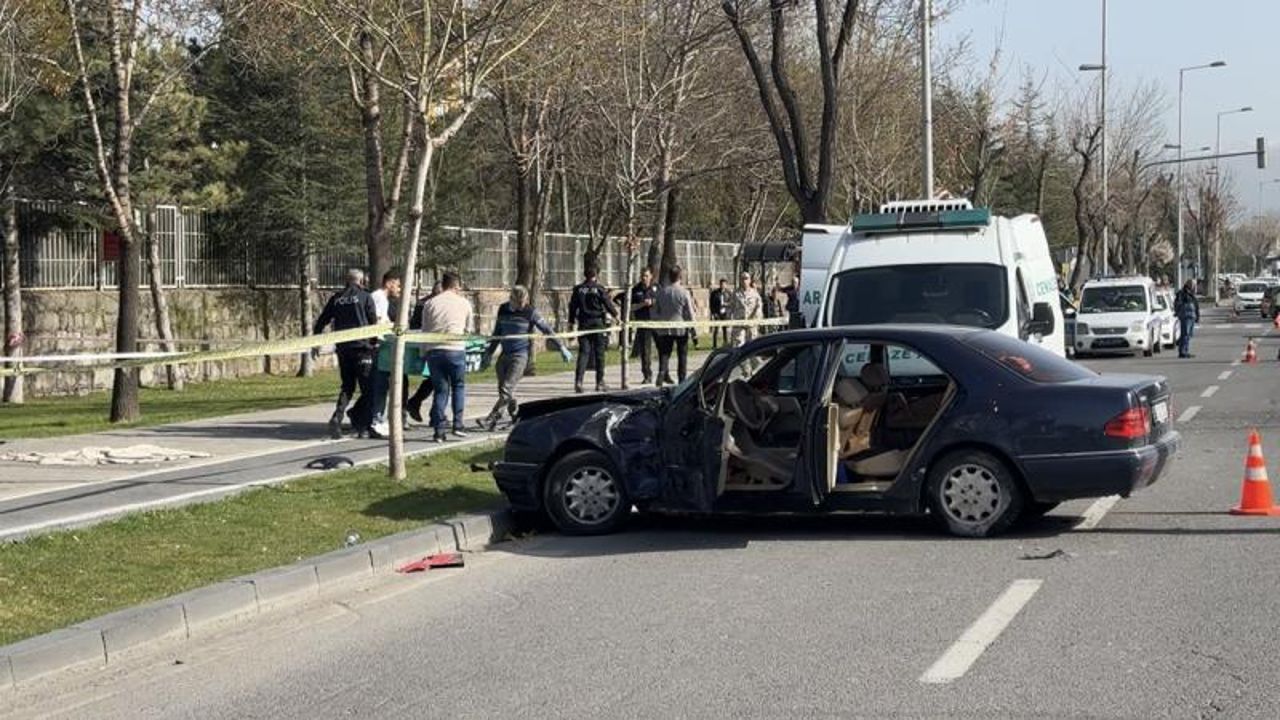 Kayseri&#039;de otomobil ile motosiklet çarpıştı: 1 ölü, 3 yaralı