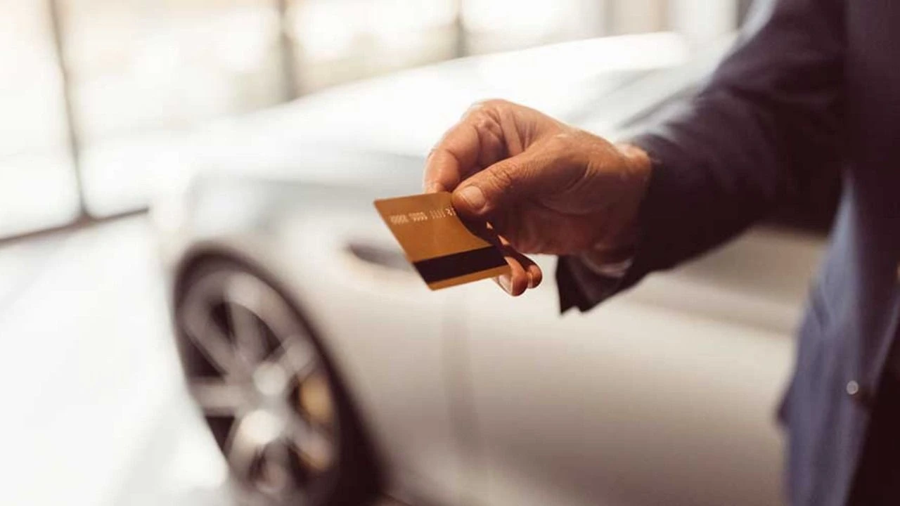 Bankalar muslukları kıstı! Araba, konut ve arsa almak isteyenler kredi kartına koştu