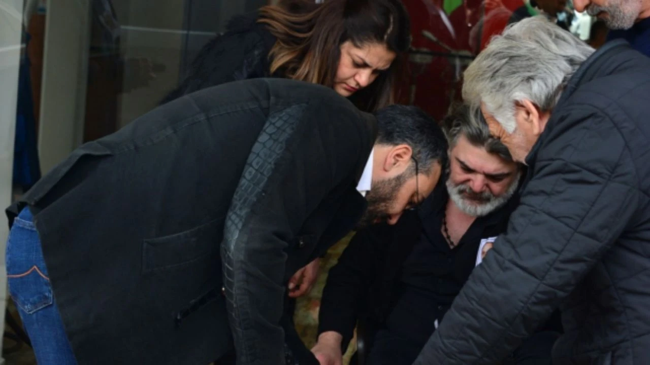 Erkan Petekkaya'nın babasının cenazesinde yürekler ağza geldi! Ünlü oyuncu aracıyla kalabalığın içine daldı - 3. Resim