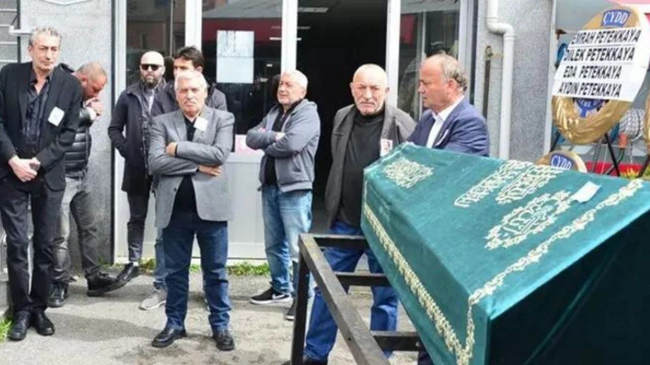 Erkan Petekkaya'nın babasının cenazesinde yürekler ağza geldi! Ünlü oyuncu aracıyla kalabalığın içine daldı - 1. Resim