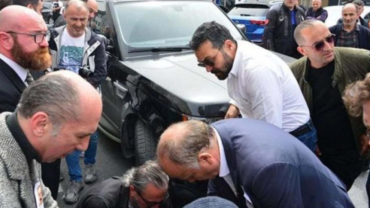 Erkan Petekkaya'nın babasının cenazesinde yürekler ağza geldi! Ünlü oyuncu aracıyla kalabalığın içine daldı - 2. Resim