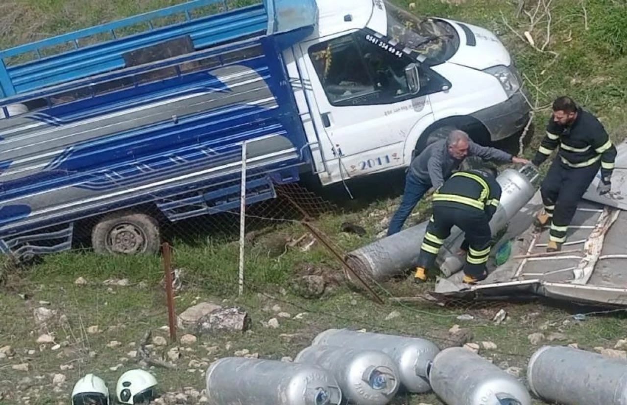 Facianın eşiğinden dönüldü! Siirt'te tüp kamyoneti devrildi: Yaralılar var! - 2. Resim