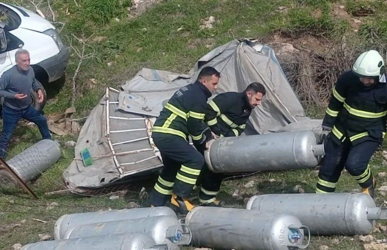 Facianın eşiğinden dönüldü! Siirt'te tüp kamyoneti devrildi: Yaralılar var! - 1. Resim