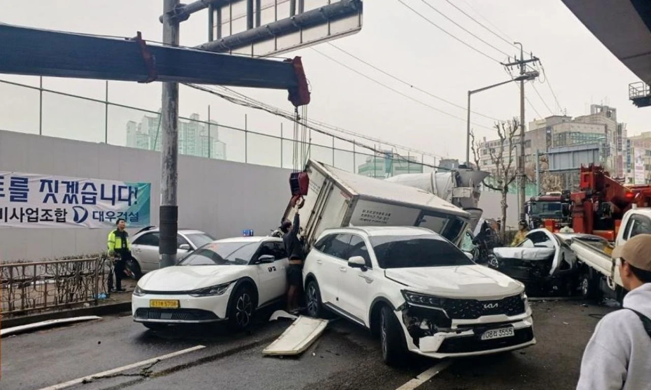 Güney Kore’de feci kaza! 13 araç birbirine girdi: Çok sayıda yaralı var - 1. Resim