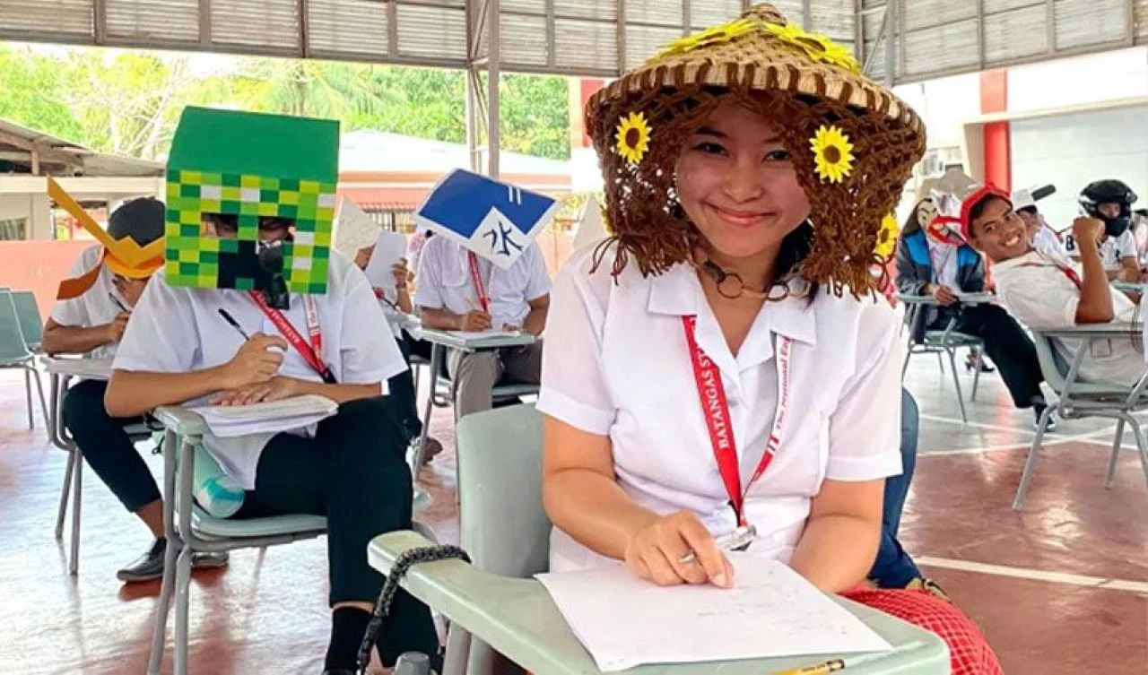 Kopyaya karşı garip önlem! Tuhaf şekilli dev şapkalar