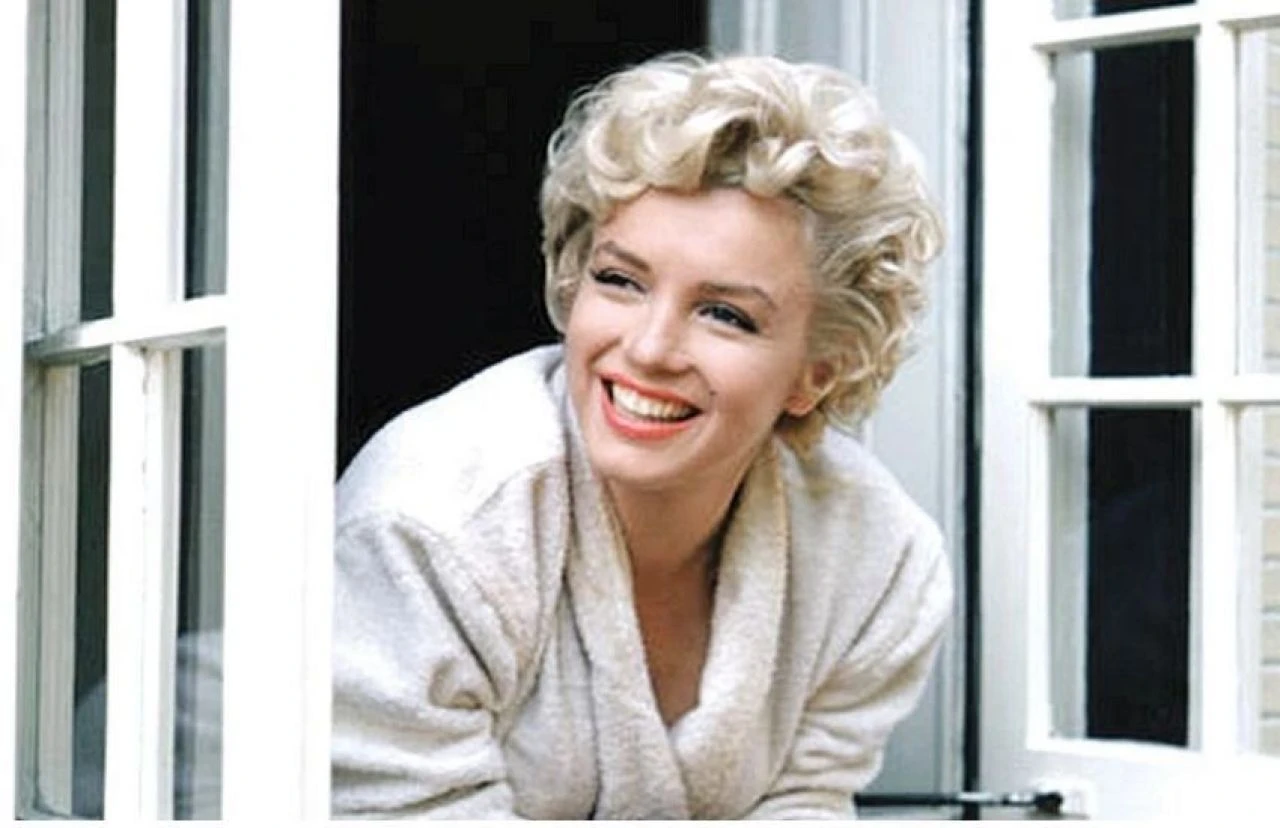 Marilyn Moore'nun yakınındaki mezar açık artırmayla satılıyor