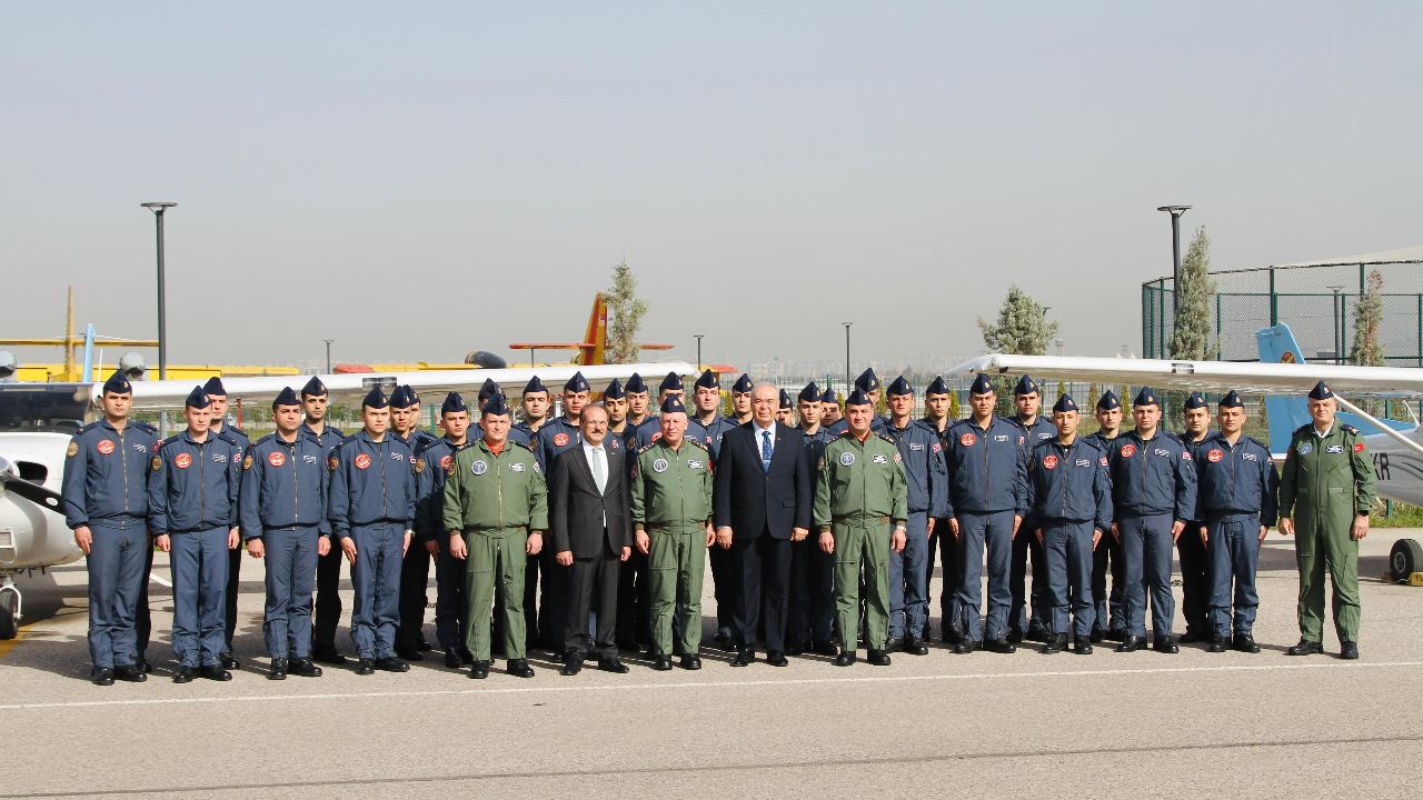 Türk Hava Kurumu’nun gurur günü! Genç pilotlar gökyüzüyle buluştu