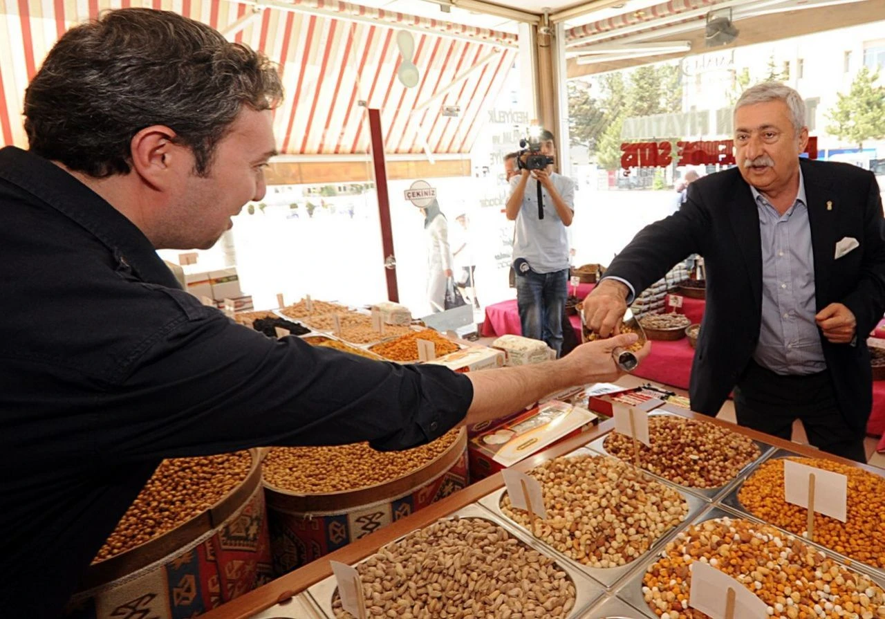 Çarşıda pazarda hareketlilik başladı! Bayram alışverişi esnafın yüzünü güldürdü - 1. Resim