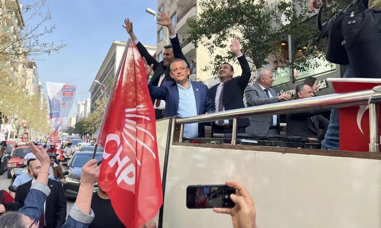 CHP lideri Özgür Özel seçim çalışmalarını Manisa'da bitirdi - 2. Resim