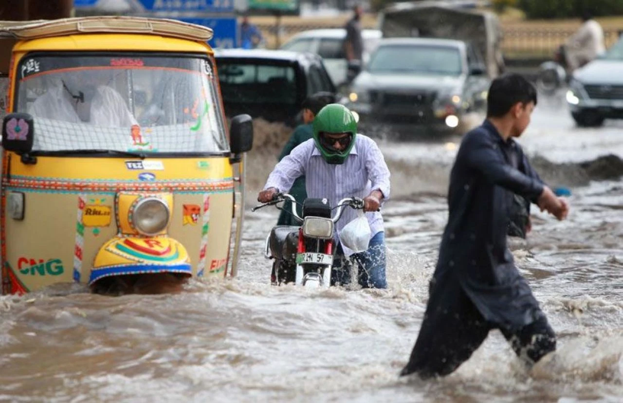 Pakistan'ın kuzeybatısında yağmur felaketi: Çok sayıda ölü ve yaralı var!