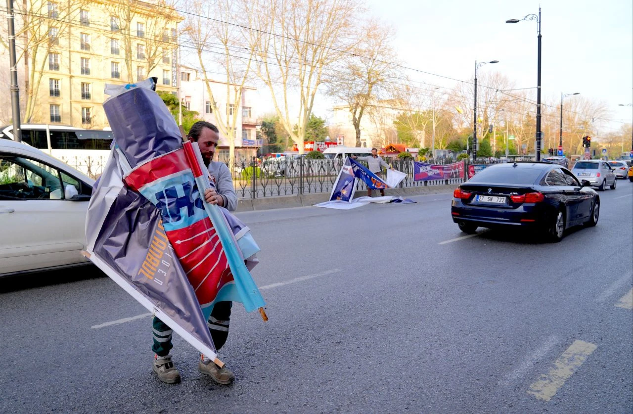 Siyasi partilerin seçim afişleri ve pankartları toplatıldı